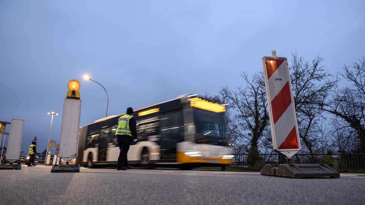 Ein Busfahrer steht wegen fahrlässiger Tötung vor dem Mainzer Amtsgericht. (Foto: dpa Bildfunk, Picture Alliance)