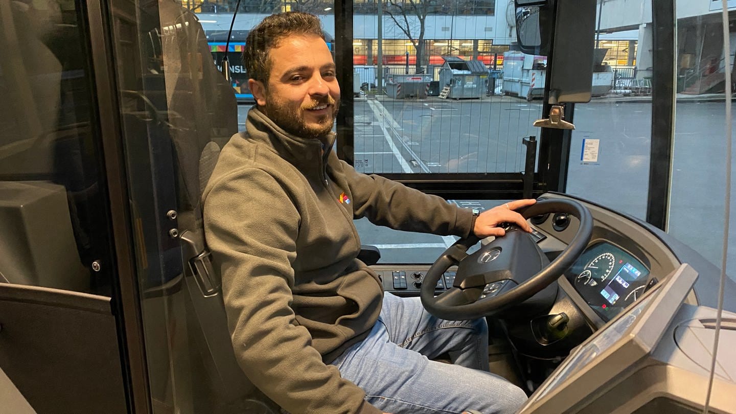 Der Syrer Hasan Marwan sitzt am Lenkrad eines Busses der Mainzer Mobilität. (Foto: SWR)