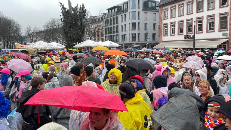 Der Schillerplatz in Mainz mit vielen bunten Regenschirmen