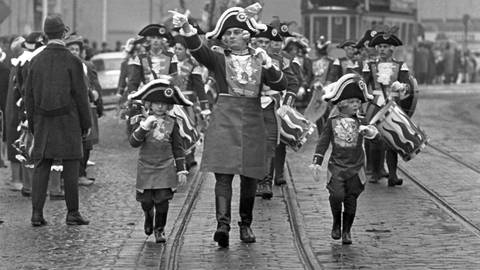 Mitglieder des Mainzer Carneval-Vereins in ihrer Gardeuniform bei einem Umzug 1963.  (Foto: picture-alliance / Reportdienste, picture alliance / Heinz-Jürgen Göttert | Heinz-Jürgen Göttert)