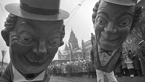 Die berühmten Mainzer "Schwellköppe" bei einem Umzug 1963.  (Foto: picture-alliance / Reportdienste, picture alliance / Heinz-Jürgen Göttert | Heinz-Jürgen Göttert)