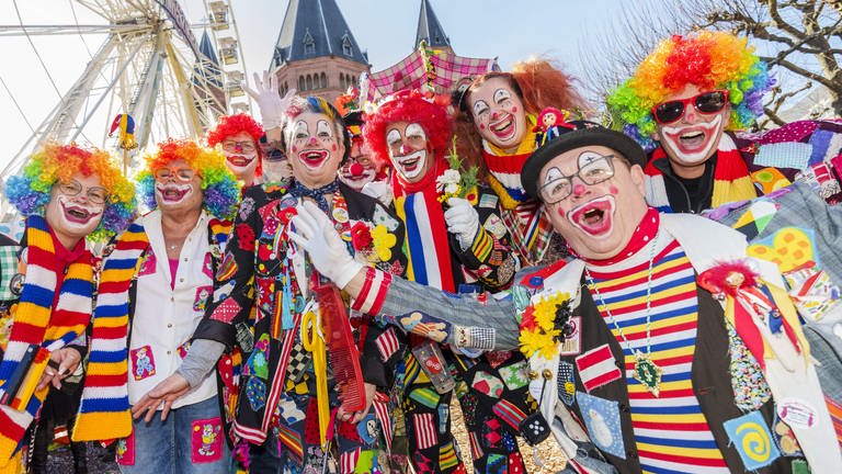 Viele bunte Clowns vor dem Mainzer Dom 