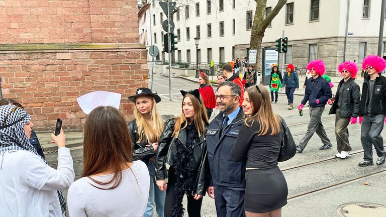 Rinaldo Roberto, Pressesprecher der Polizei in Mainz, wurde von einer Gruppe verkleideter junger Frauen gebten, mit ihnen ein Foto zu machen. (Foto: SWR, A. Dietz)