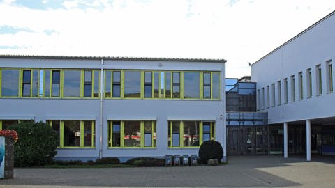 Die Rochus-Realschule in Bingen musste nach einer Bombendrohung im Februar 2024 geräumt werden.