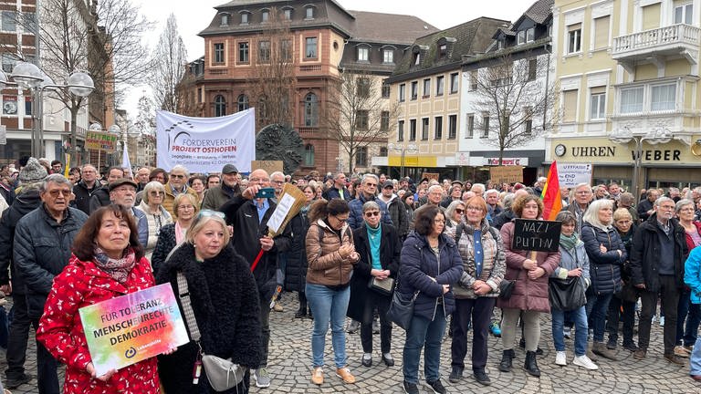 In Worms versammelten sich am Samstag wieder viele Menschen, um gegen Rechtsextremismus zu protestieren. 