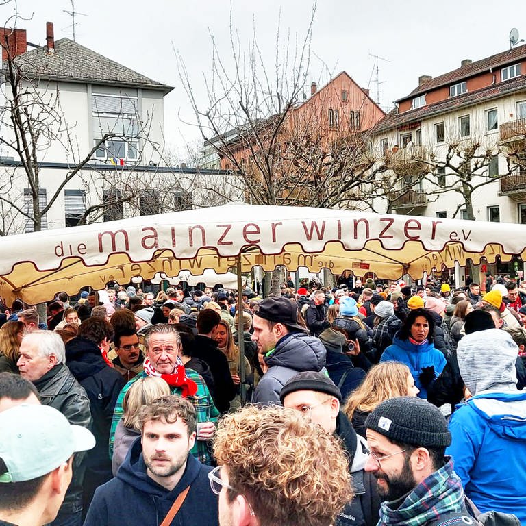 Das Marktfrühstück in Mainz hat Tradition vonm Frühjahr bis zum Herbst treffen sich Menschen auf dem Wochenmarkt auf ein Glas Wein und kleine Speisen wie warme Fleischwurst oder Käse. (Foto: SWR, C. Lutz (Archiv 2023))