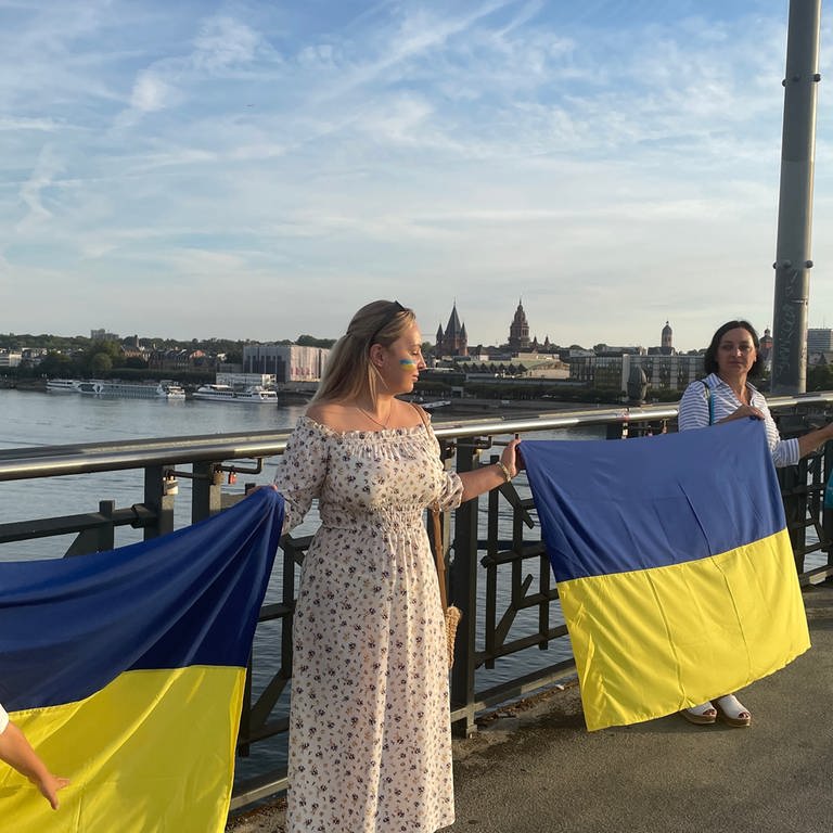 Anlässlich des Ukrainsichen Unabhängigkeitstags haben viele Menschen eine Menschenkette auf der Theodor-Heuss-Brücke in Mainz gebildet. (Foto: SWR)