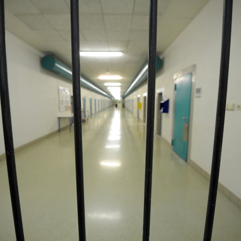 Gitterstäbe in einer Strafanstalt: U-Haft für 17-Jährigen aus Mainz: Er soll seinen Vater getötet haben