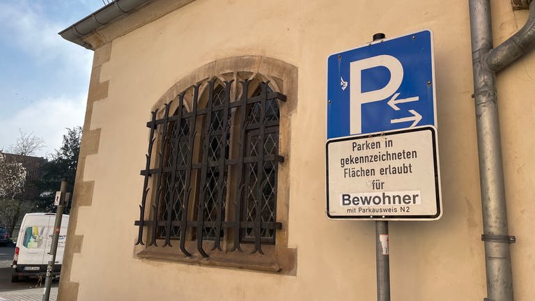 In Bad Kreuznach zeigt ein Schild an, dass dort nur Bewohner parken dürfen. Die Gebühren dafür steigen zum 1. März 2024 deutlich (Foto: SWR)