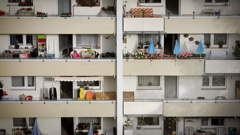Balkone eines Mehrfamilienhauses in Mainz