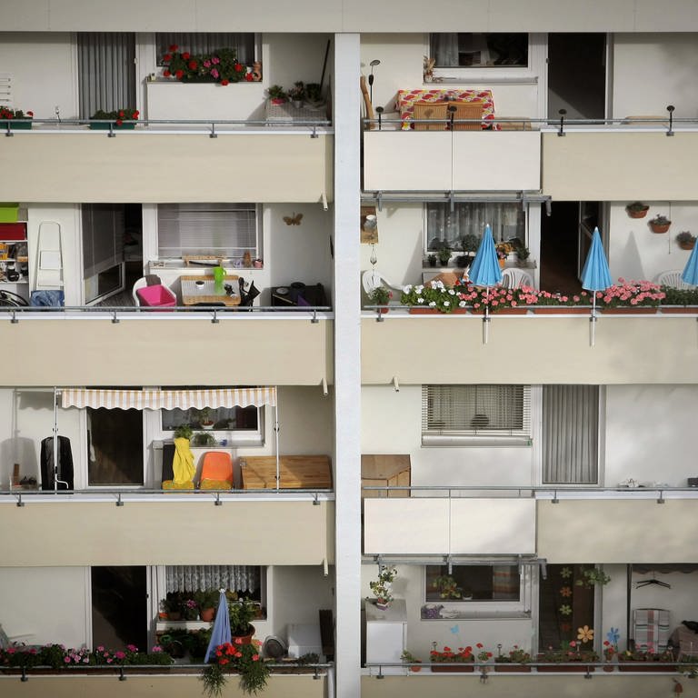 Balkone eines Mehrfamilienhauses in Mainz (Foto: dpa Bildfunk, picture alliance / dpa | Fredrik von Erichsen)