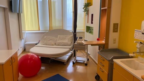Am Wormser Klinkum eröffnet im Worms ein Hebammenkreißsaal. Nach Angaben der Klinik ist es der erste in Rheinland-Pfalz. 