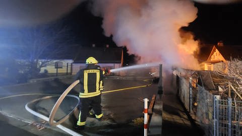 Die Feuerwehr hatte das Feuer schnell im Griff und konnte so verhindern, dass die Flammen auf das Nachbarhaus übergingen.  (Foto: Toni Forster, Feuerwehren VG Bad Kreuznach)