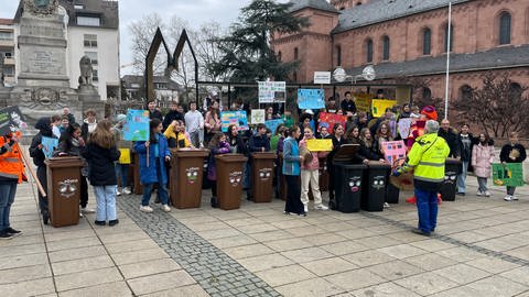 75 Kinder demonstrieren mit Biotonnen für Mülltrennung in Worms. (Foto: SWR, Andreas Neubrech)