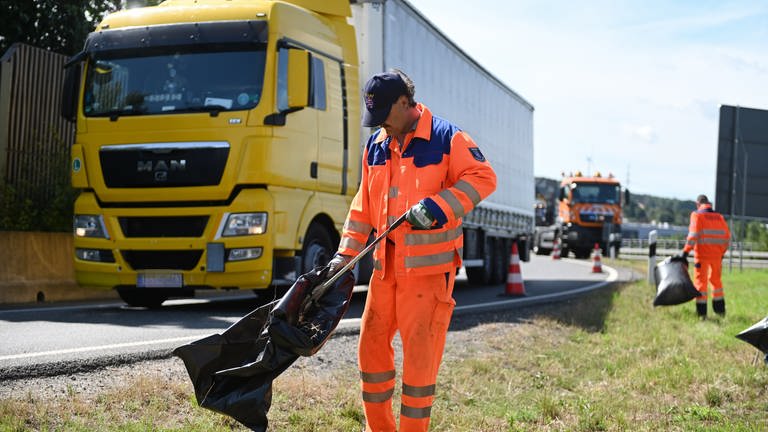 Weil mancher seinen Müll nicht zuhause entsorgt, müssen die Mitarbeiter der Autobahnmeistereien zum Frühjahrsputz an den Autobahnen ausrücken.  (Foto: picture-alliance / Reportdienste, Picture Alliance)
