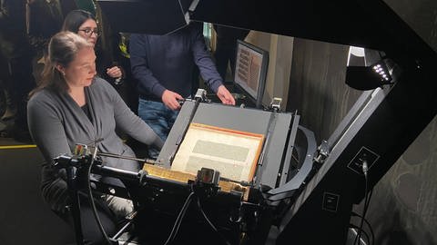 Ein großer Scanner, in dem eine Gutenberg-Bibel liegt.  (Foto: SWR, Damaris Diener)