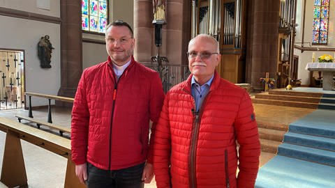 Pfarrer Thorsten Geiß und Pfarrgemeinderatsvorsitzender Karl-Otto Hofmann stehen nebeneinander in der Kirche St. Stephan in Mainz-Gonsenheim. (Foto: SWR)