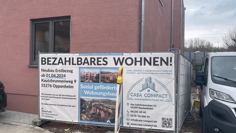 Ein Banner mit der Aufschrift  "bezahlbares Wohnen" an einer Baustelle in Worms (Foto: SWR, J. Wolff)