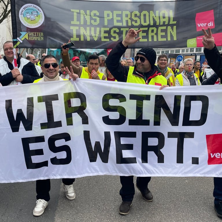 Demonstrierende tragen ein Transparent mit der Aufschrift "Wir sind es wert" (Foto: SWR, S.Schmelzer)