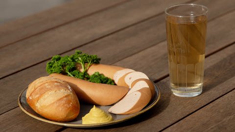 Weck Worscht und Woi - ein Klassiker in Rheinhessen. Übersetzt heißt das: Brötchen, Fleischwurst und Wein. Diese Kombination wird auch in der Mainzer Fastnacht gerne bestellt.  (Foto: SWR, Daniel Brusch)