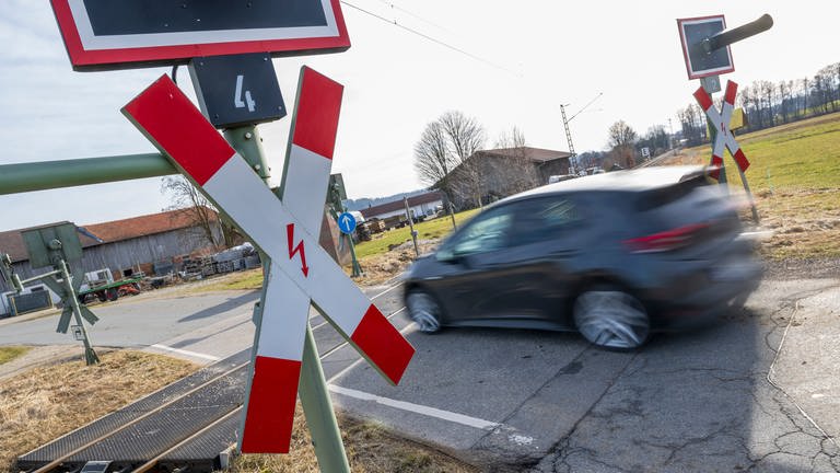 Ein Auto fährt über einen unbeschrankten Bahnübergang - stellen Bahnübergänge eine Gefahr dar? (Foto: dpa Bildfunk, picture alliance/dpa | Peter Kneffel)
