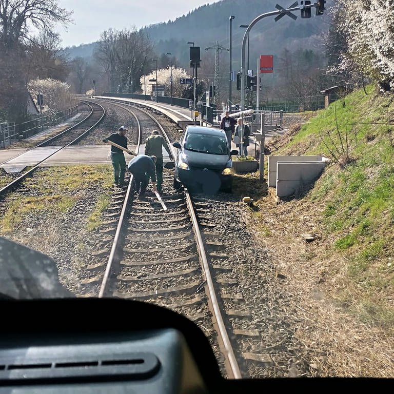 Auto im Gleisbett bei einem Bahnübergang in Altenbamberg (Foto: Bundespolizei Kaiserslautern)