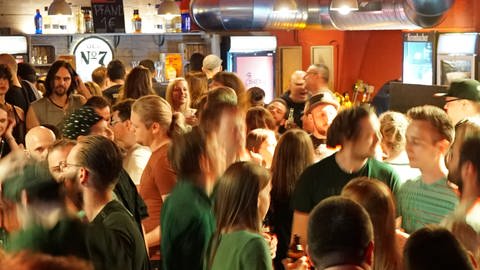 Menschen tanzen im Rock-Club Caveau in Mainz. Das Bild stammt aus dem Jahr 2021, als die Clubs nach Corona wiedereröffnet haben. Es stammt aus dem Archiv.