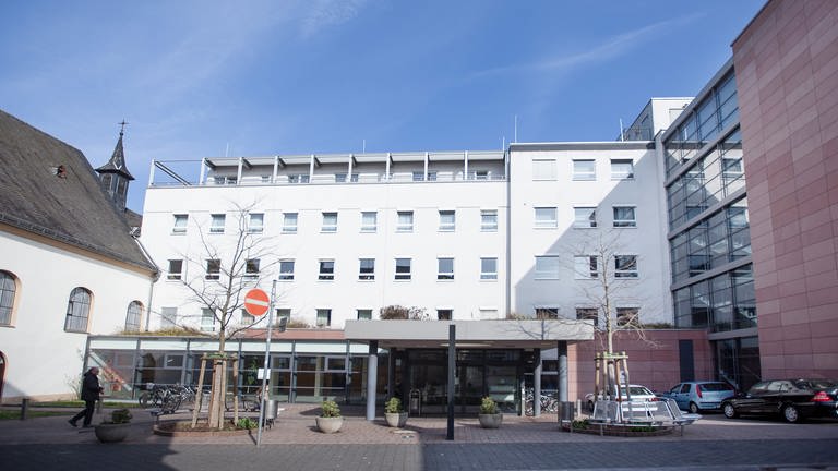 Das Heilig-Geist-Hospital von außen: Das Krankenhaus in Bingen meldet Insolvenz an