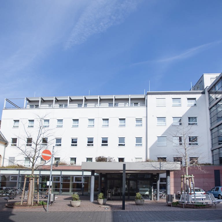 Das Heilig-Geist-Hospital von außen: Das Krankenhaus in Bingen meldet Insolvenz an