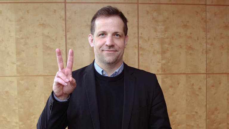 Nino Haase zeigt das Peace-Zeichen mit der Hand