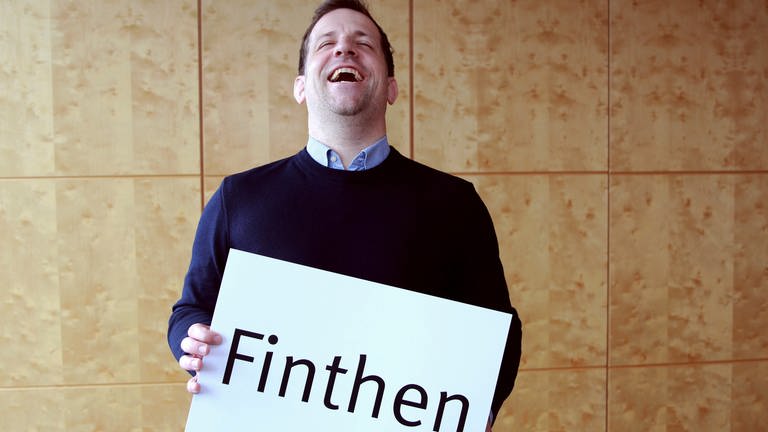 Nino Haase hat ein Pappschild in der hand auf dem steht "Finthen" (Foto: SWR, D.Brusch )