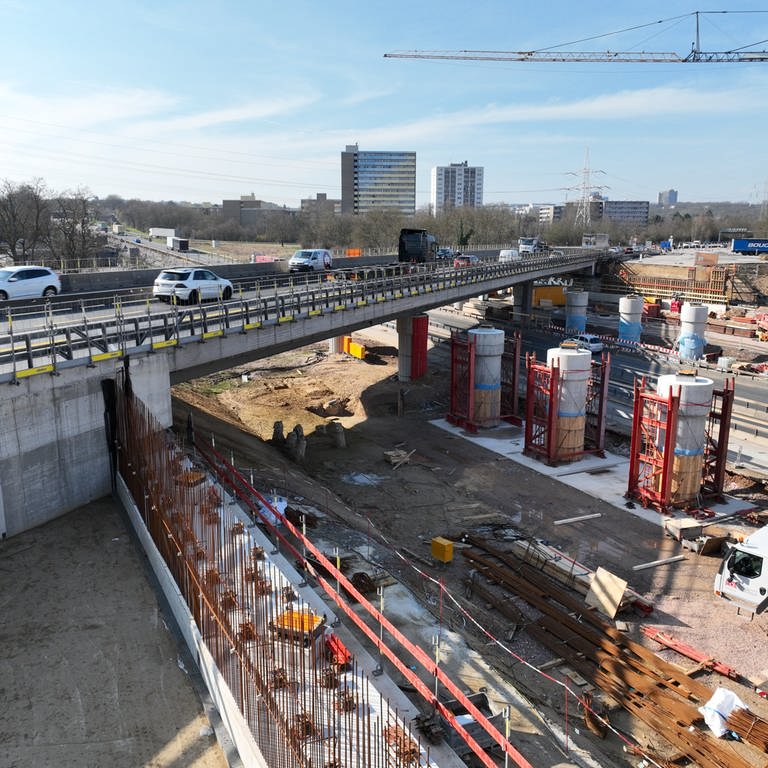 Die Baustelle am Südkreuz Mainz: Sperrungen über das Wochenende, weil Stahlträger eingehoben werden (Foto: © Autobahn GmbH / Maurice Kaluscha)
