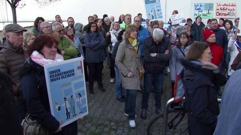 Hunderte Menschen nahmen an der Mahnwache für den Erhalt des Klinikums in Bingen teil.