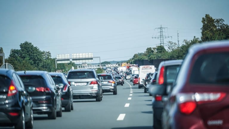 Nach einem Unfall auf der A63 bei Biebelnheim haben 19 Autofahrer auf der Autobahn gewendet. Das hat die Viedeoauswertung der Polizei ergeben. (Foto: IMAGO, IMAGO / Steinsiek.ch)