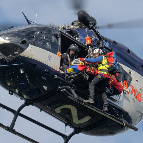 Ein Mann musste bei Trechtingshausen nach einem Sturz mit einem Hubschrauber aus unwegsamem Gelände gerettet werden. (Foto: dpa Bildfunk, Boris Roessler (Symbolbild))