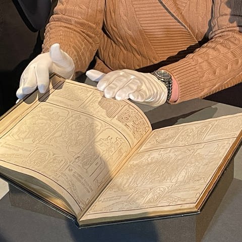 Das Gutenberg-Museum Mainz hat diese historische 500 Jahre alte Bibel gekauft. (Foto: SWR)