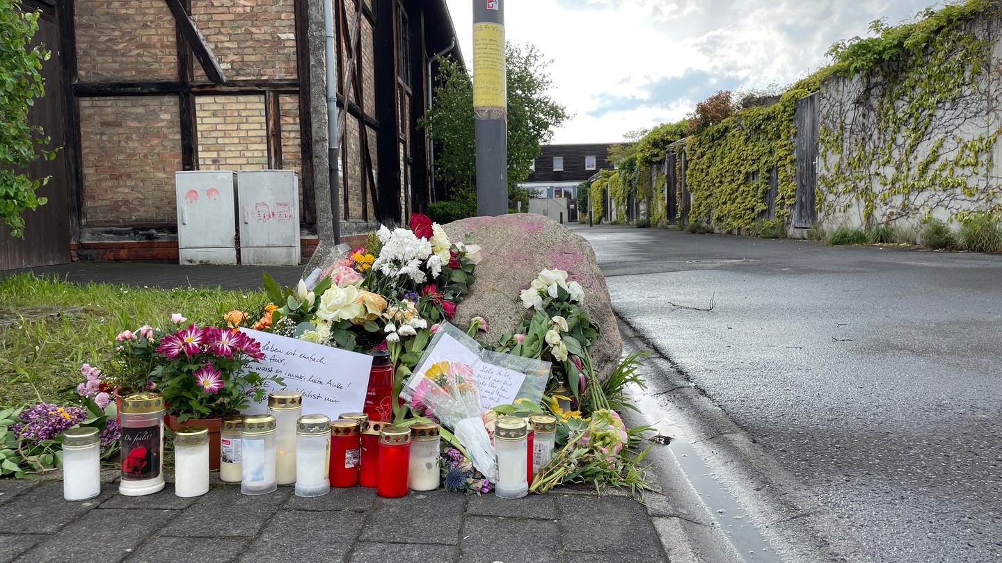 An der Unfallstelle in Mainz-Gonsenheim haben Menschen Blumen und Kerzen für eine getötete Radfahrerin aufgestellt (Foto: SWR)
