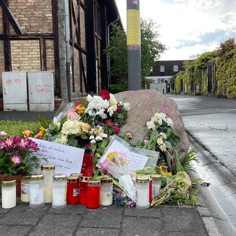 An der Unfallstelle in Mainz-Gonsenheim haben Menschen Blumen und Kerzen für eine getötete Radfahrerin aufgestellt (Foto: SWR)