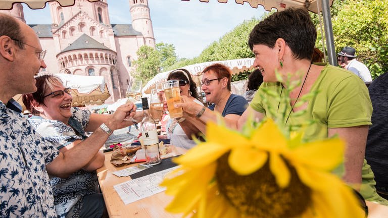 Seit 25 Jahren gibt es das Marktfrühstück in Mainz - rund um den Dom.  (Foto: picture-alliance / Reportdienste, picture alliance/dpa | Andreas Arnold)