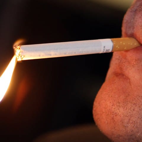 Mann entzündet sich mit Zigarette selbst. (Symbolbild) (Foto: dpa Bildfunk, Picture Alliance)