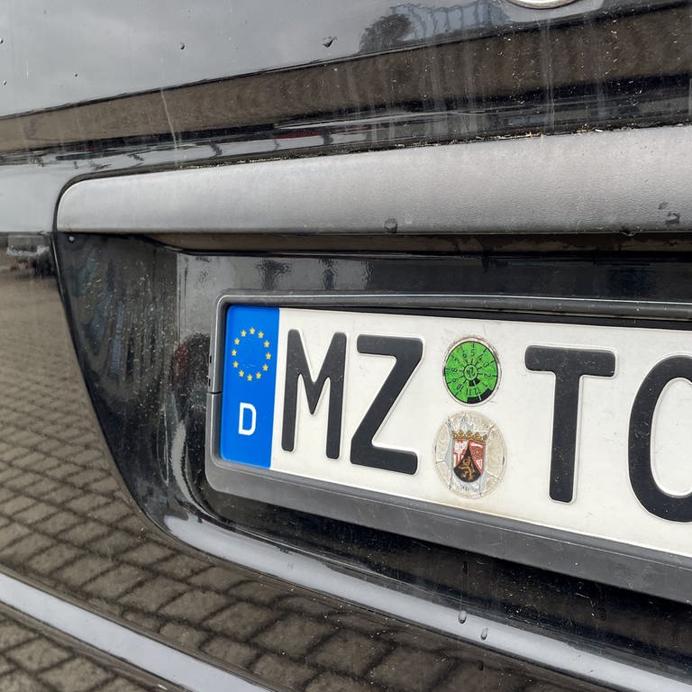 In Mainz hat ein Mann die Nummernschilder eines anderen Autos dupliziert und an sein eigenes Auto angebracht