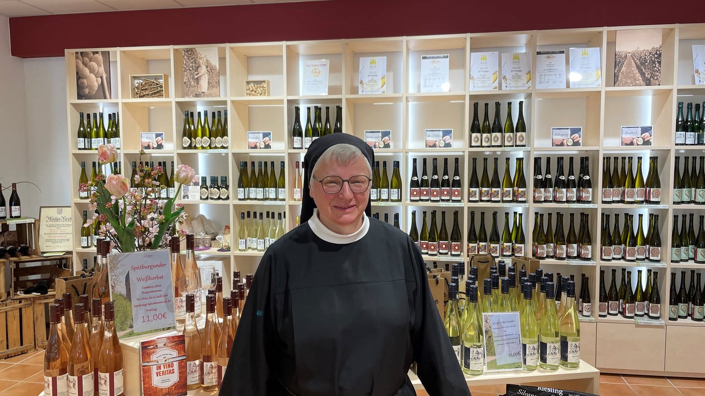 Schwester Thekla steht vor einigen Weinregalen: Nonnen der Abtei Sankt Hildegard in Rüdesheim bauen eigenen Wein an (Foto: SWR)