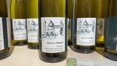 Weinflaschen mit Etiketten des Klosters: Nonnen der Abtei Sankt Hildegard in Rüdesheim bauen eigenen Wein an