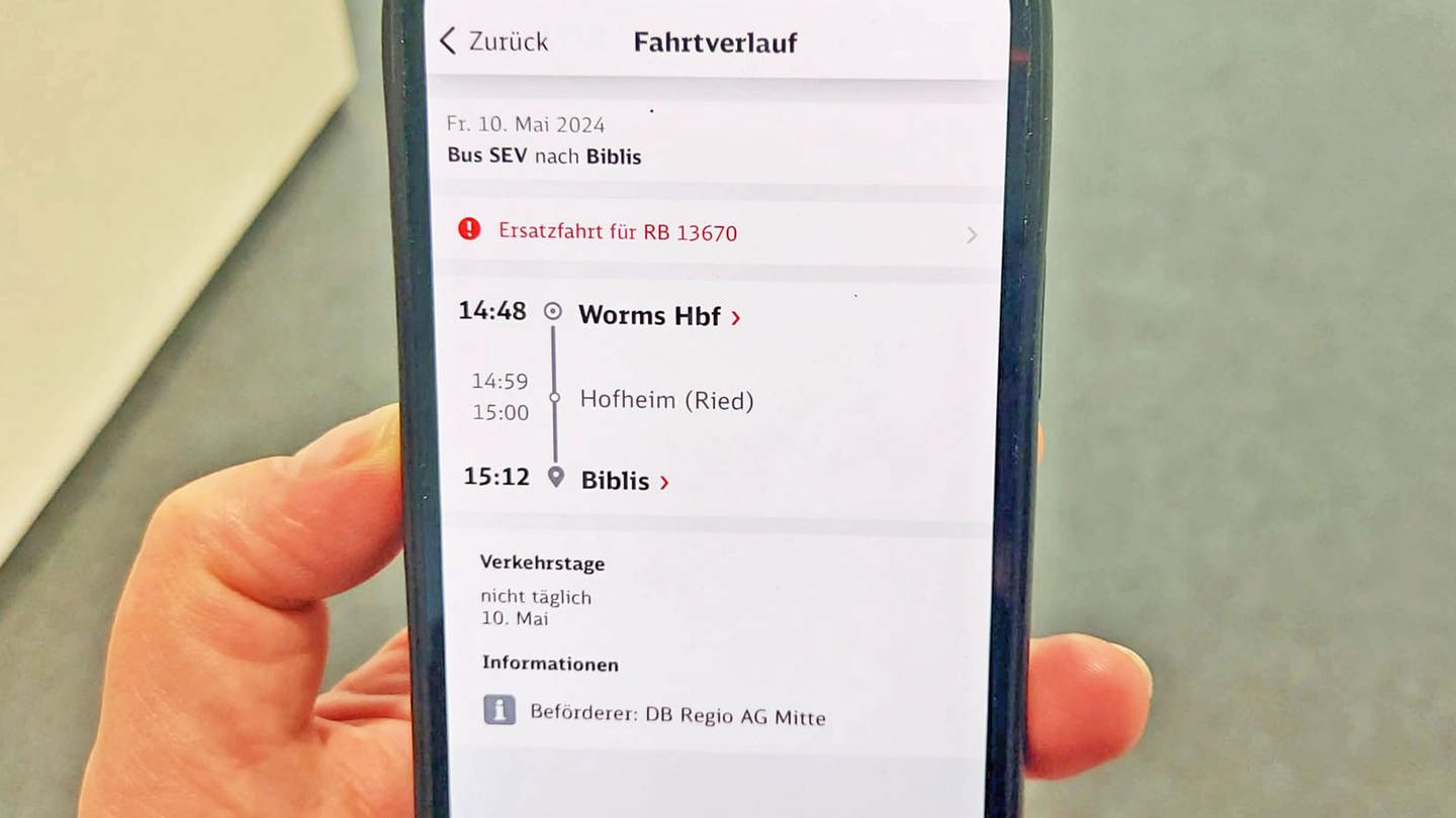In der DB-App wird darauf hingewisesn, dass zwischen Worms und Biblis Busse fahren. (Foto: SWR, C. Lutz)