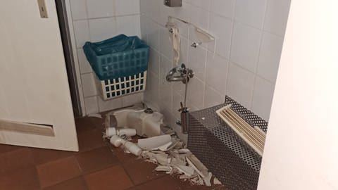 In den öffentlichen Toiletten in Bad Kreuznach werden immer wieder auch Waschbecken mutwillig zerstört.