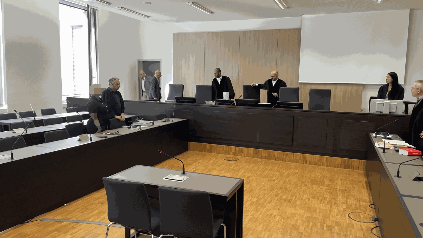 Die Angeklagte im Gerichtssal: Halbe Million Euro weg - Prozess gegen mutmaßliche Heiratsschwindlerin in Wiesbaden (Foto: SWR)