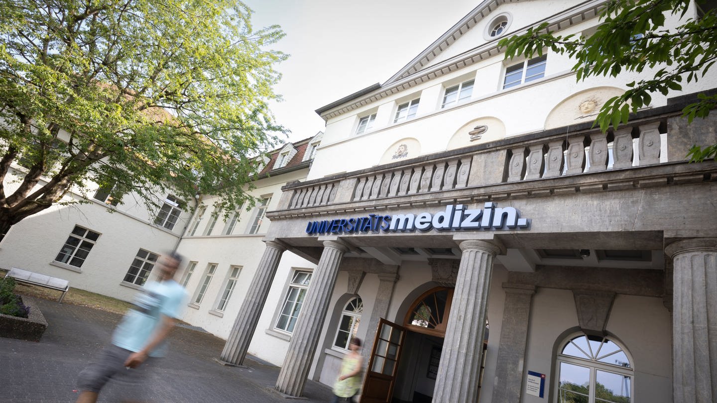 Der Eingang der Universitätsmedizin der Johannes Gutenberg-Universität Mainz. (picture alliance/dpa | Tim Würz) (Foto: dpa Bildfunk, Picture Alliance)