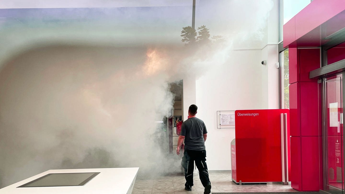 In dem Vorrausm der Sparkasse Rhein-Nahe hüllt ein rauchartiger Nebel den Geldautomaten ein. Das soll Geldautomaten-Sprenger abhalten. (Foto: SWR, Sibylle Jakobi) (Foto: SWR, S. Jakobi)