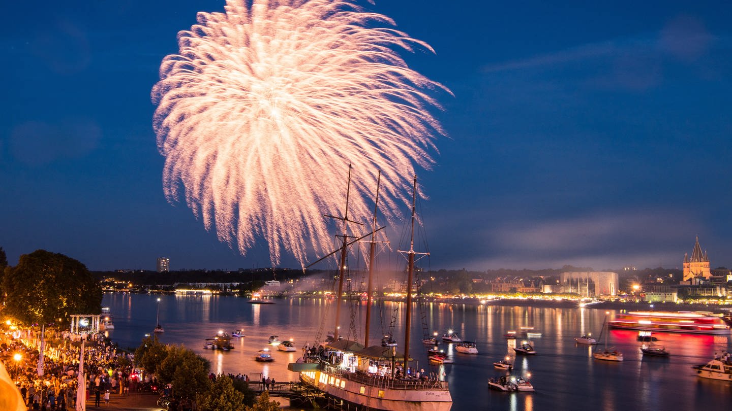 Ein Bild vom Feuerwerk über dem Rhein: Mainzer Johannisnacht 2024 startet in knapp einem Monat (Foto: dpa Bildfunk, Picture Alliance)