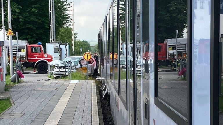 An einem Bahnübergang in der Nähe des Bahnhofs Flörsheim-Dalsheim hat ein Regionalzug ein Auto erfasst.